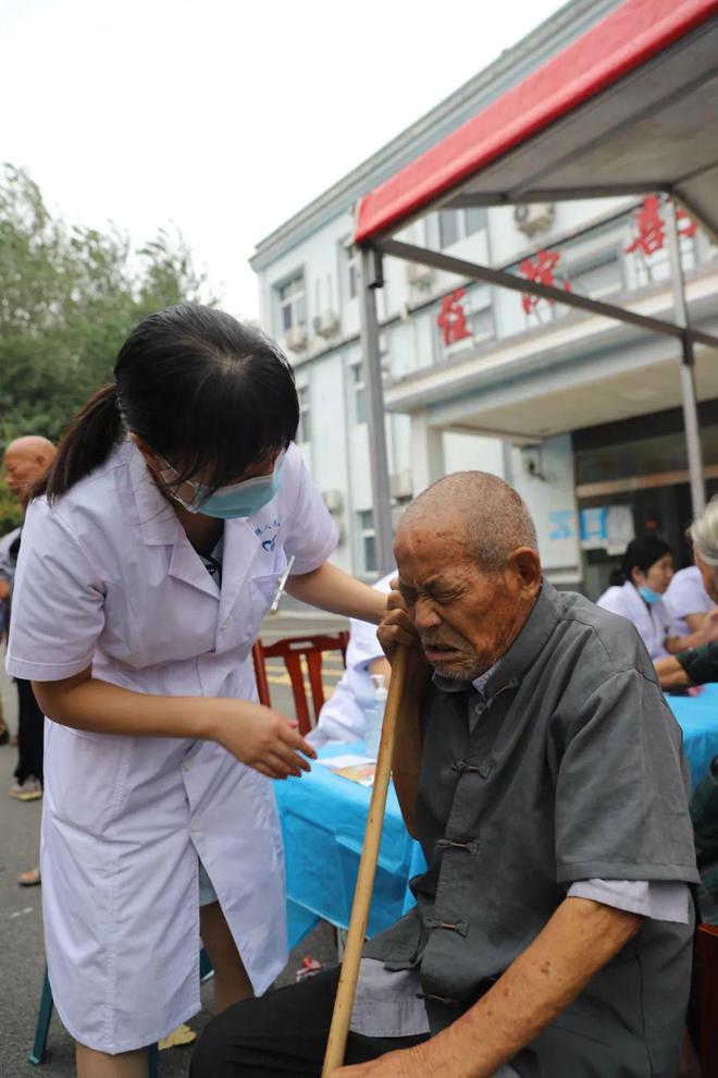 金年會情系桑梓送健康 淮醫(yī)義診暖人心 淮濱縣人民醫(yī)院“服務(wù)百姓健康行動”大型義診活動(圖5)