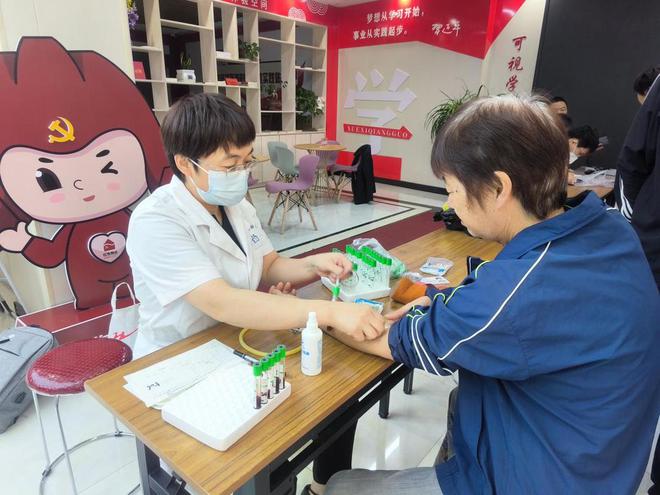 “健康巡診進社區真情服務暖人心”：泰安市泰山區上高街道學苑社區開展健康義診活動金年會(圖2)